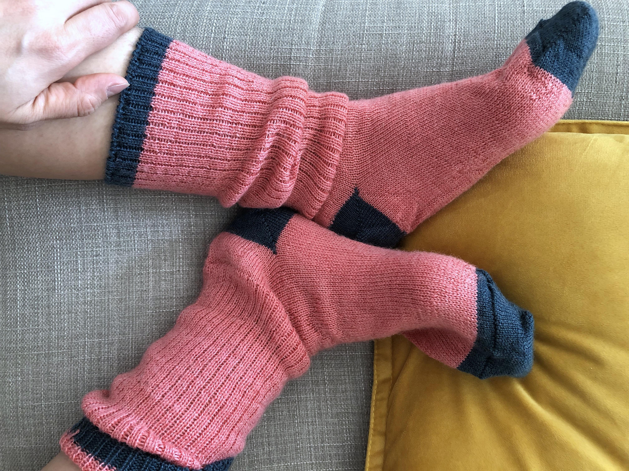 Knitting Socks with a Contrasting Heel and Yarn Combo Sets - EvinOK