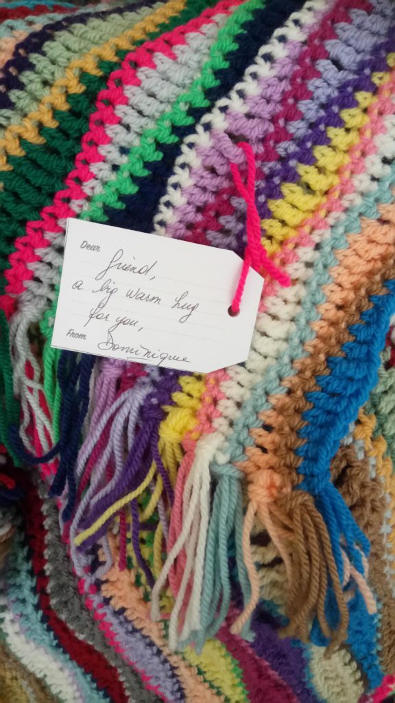 Crochet scarf with fringe edge