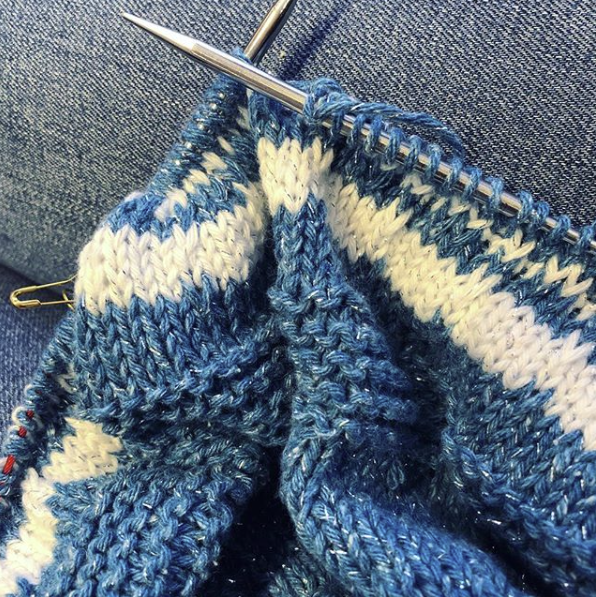 Knitting a triangle shawl | EvinOK
